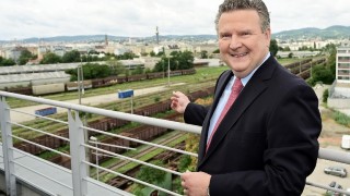 Brgermeister Ludwig blick von einer Terrasse auf das Stadtentwicklungsgebiet Nordwestbahnhof